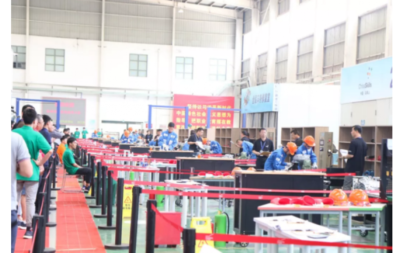 【群雄激戰(zhàn)】新能源汽車檢測與維修賽項(xiàng)“開戰(zhàn)”，風(fēng)向標(biāo)助力選手亮劍賽場