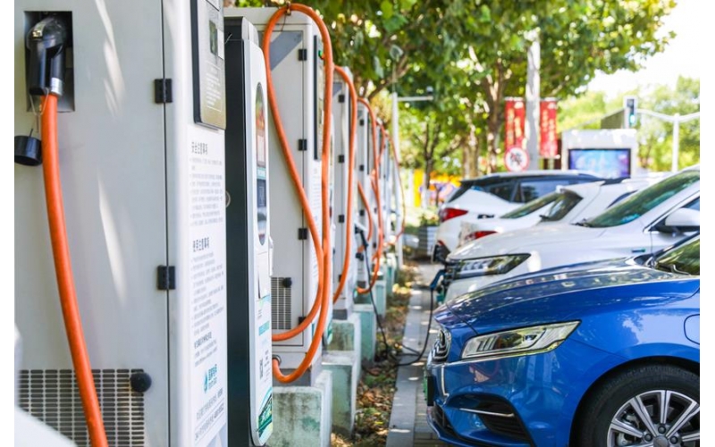 中國新能源汽車產銷量連續(xù)7年全球居首